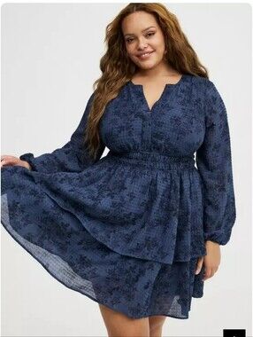 Torrid navy floral dress features a smocked waist and tiered skirt NwOT